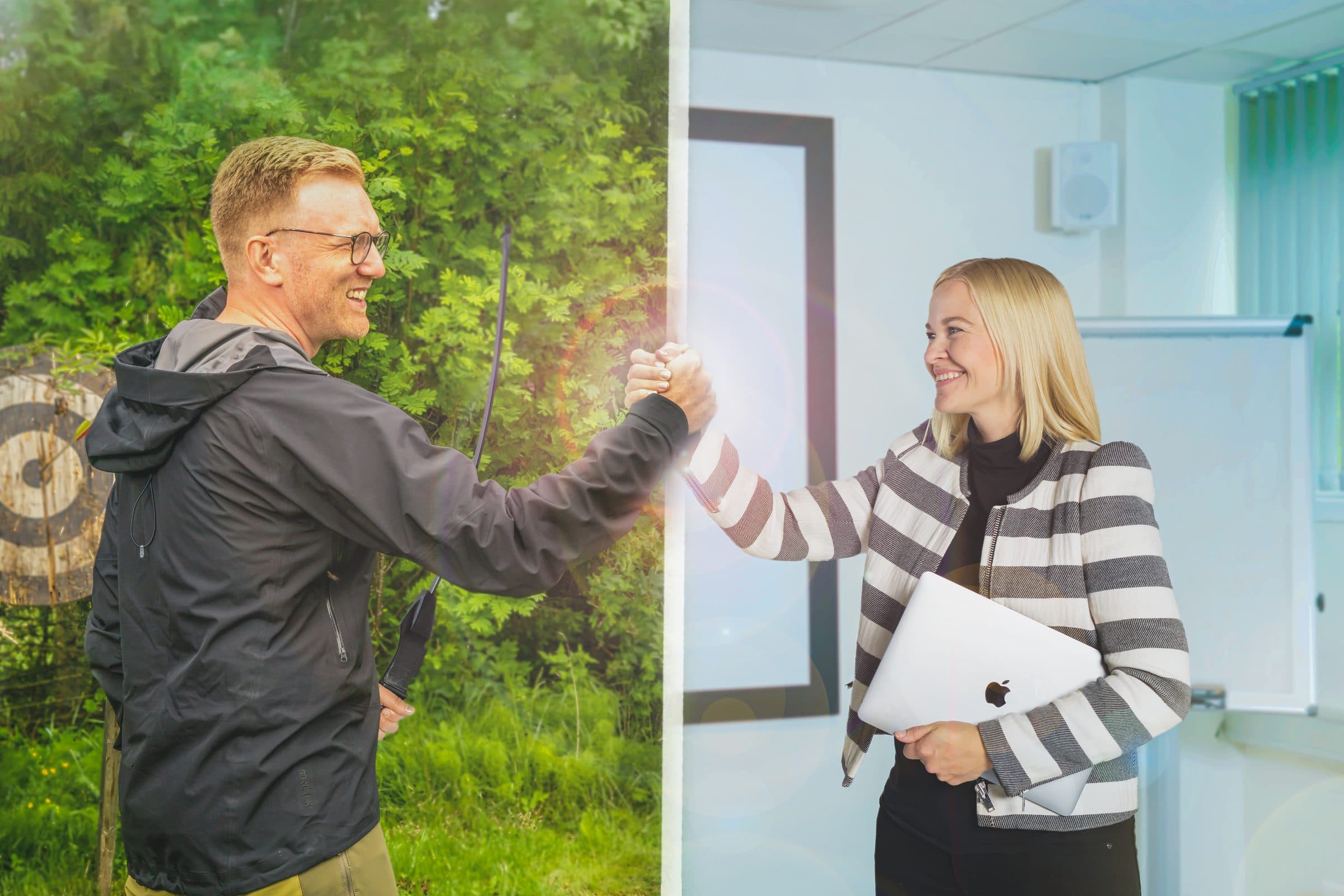 En mann ute og en kvinne inne tar hverandre i hånden – ute møter inne